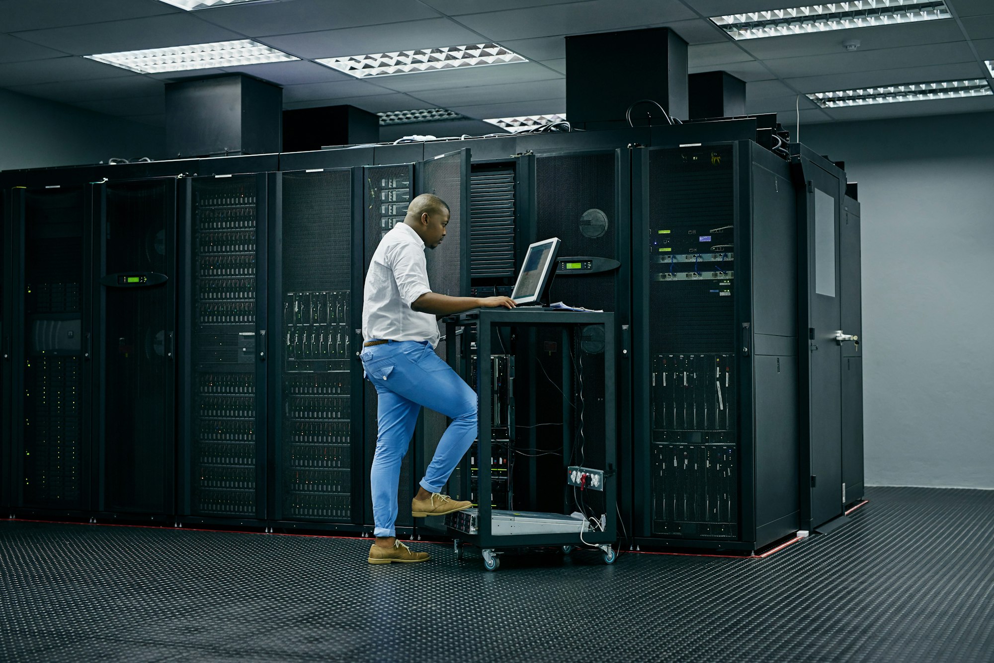 Navigating the Technological Horizon: Unraveling the Impact of Blockchain, IoT, and 5G on IT Strategy